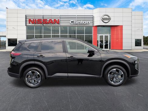 Used 2026 Nissan Rogue SV AWD/4WD image 2