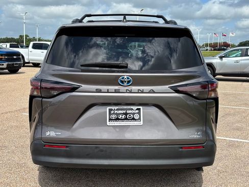 Used 2024 Toyota Sienna LE w/ LE Plus Package FWD image 6