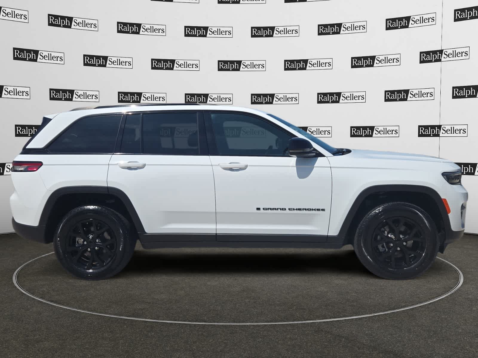Used 2025 Jeep Grand Cherokee Altitude AWD/4WD image 7