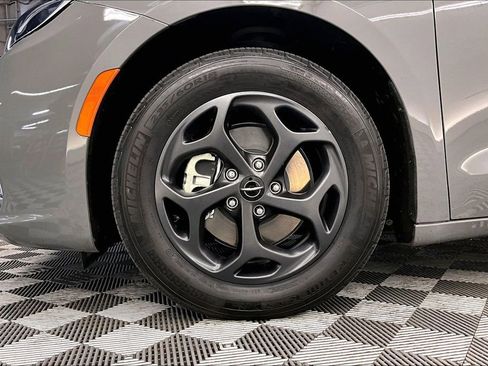 Used 2022 Chrysler Pacifica Touring-L w/ S Appearance Package FWD image 8
