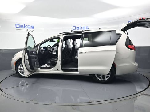 Used 2021 Chrysler Pacifica Limited w/ S Appearance Package AWD/4WD image 55