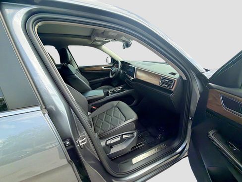 Used 2024 Volkswagen Atlas SE w/ Panoramic Sunroof Package FWD image 29