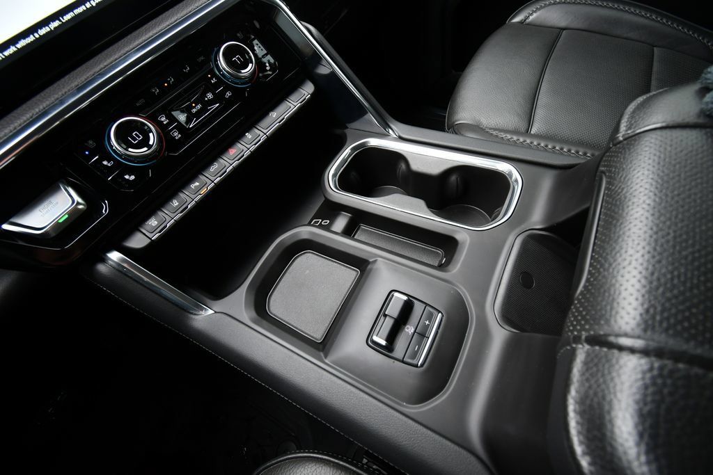 Used 2024 GMC Sierra 3500 Denali w/ Technology Package AWD/4WD image 32
