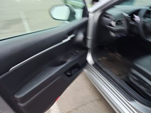 Used 2023 Toyota Camry SE image 5