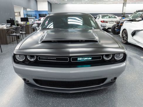 Used 2016 Dodge Challenger R/T image 3