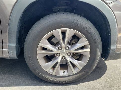 Used 2015 Toyota Highlander XLE FWD image 2