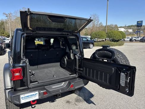 Used 2025 Jeep Wrangler Unlimited Rubicon w/ Technology Group image 36