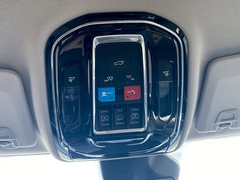 Used 2022 Jeep Grand Cherokee Overland RWD image 28
