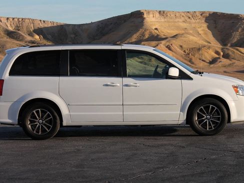 Used 2017 Dodge Grand Caravan SXT FWD image 9