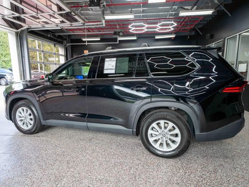 Used 2025 Toyota Grand Highlander AWD image 2