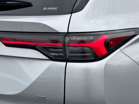 Used 2025 Mitsubishi Outlander SE image 27