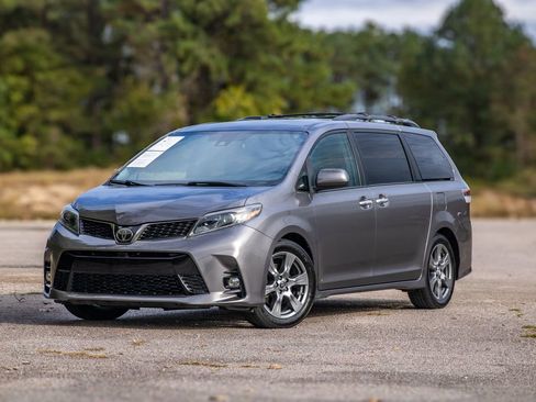 Used 2018 Toyota Sienna SE image 1