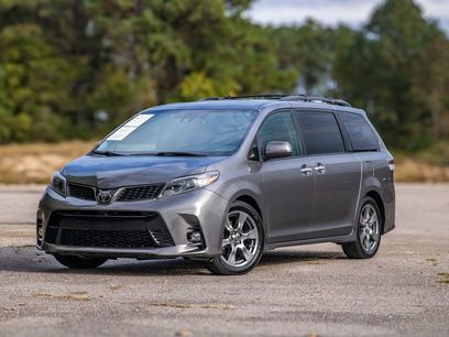 Used 2018 Toyota Sienna SE