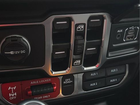 Used 2025 Jeep Gladiator Mojave w/ Convenience Group AWD/4WD image 17