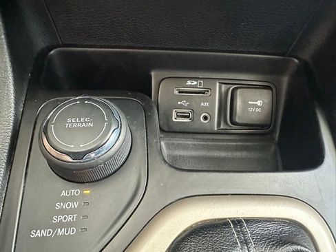 Used 2016 Jeep Cherokee Limited AWD/4WD image 31