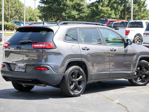 Used 2018 Jeep Cherokee Latitude w/ Altitude Package FWD image 18