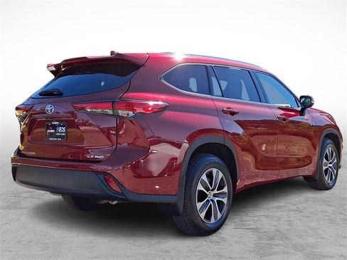 Used 2020 Toyota Highlander XLE image 4