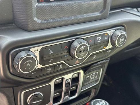 Used 2018 Jeep Wrangler Unlimited Sahara AWD/4WD image 15