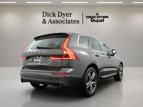 Used 2019 Volvo XC60 T5 Momentum w/ Multimedia Package image 2