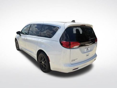 Used 2022 Chrysler Voyager LX FWD image 5