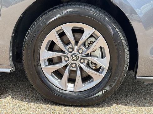 Used 2025 Toyota Sienna XLE FWD image 9