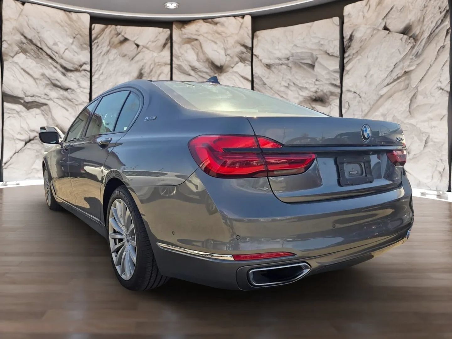 Used 2018 BMW 740e xDrive w/ Executive Package AWD/4WD image 8