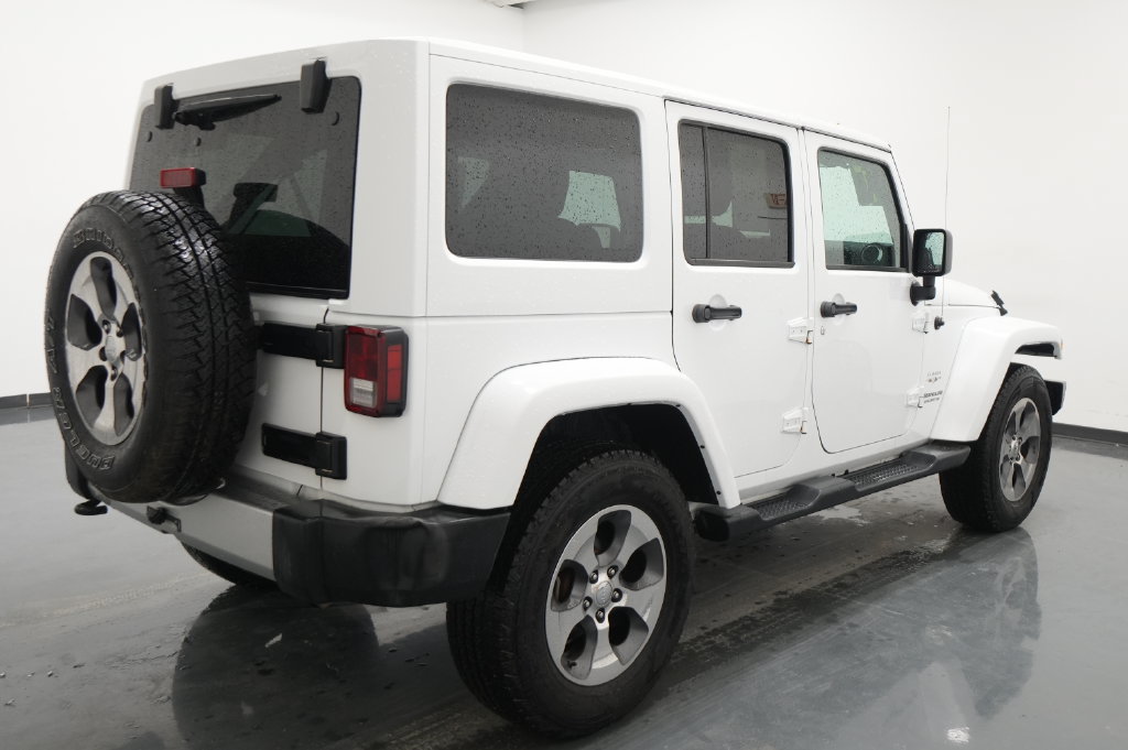 Used 2017 Jeep Wrangler Unlimited Sahara w/ Connectivity Group AWD/4WD image 9