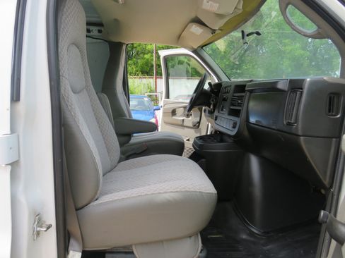 Used 2008 Chevrolet Express 1500 1500 Cargo, CLEAN TITLE. image 15