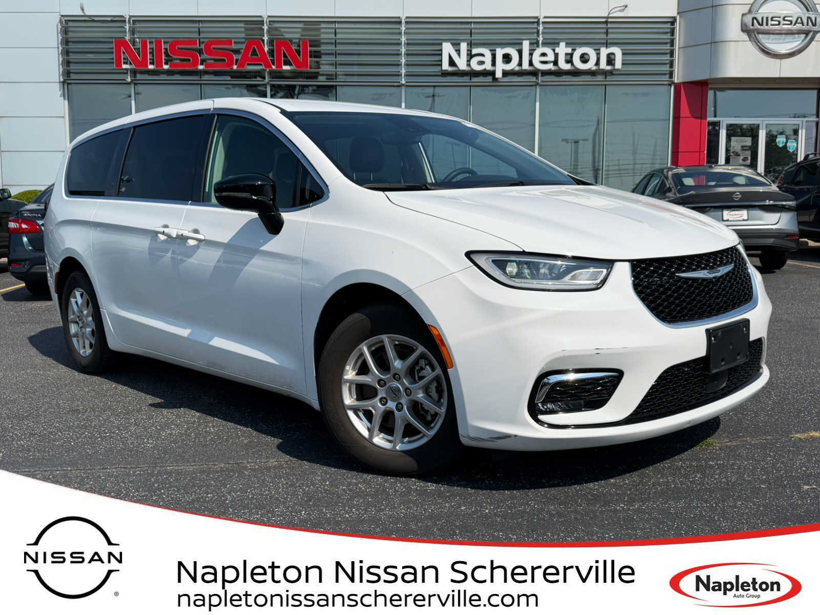 Used 2024 Chrysler Pacifica Touring-L FWD image 1