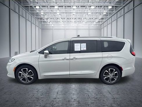 Used 2021 Chrysler Pacifica Pinnacle AWD/4WD image 2