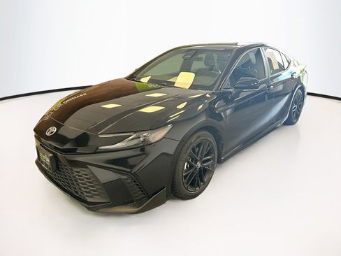 Used 2025 Toyota Camry SE FWD image 3