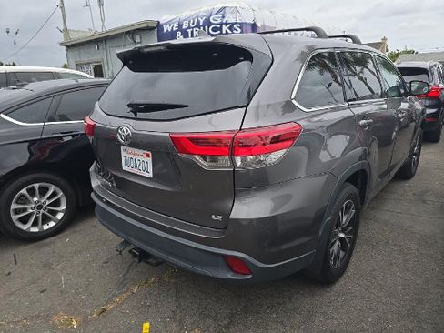 Used 2017 Toyota Highlander Plus FWD image 2