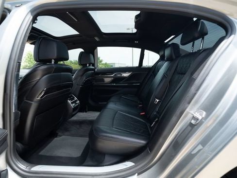Used 2021 BMW 740i w/ M Sport Package RWD image 9