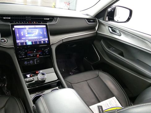 Used 2022 Jeep Grand Cherokee Limited image 8