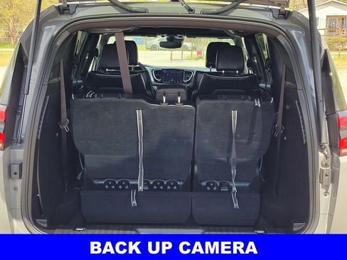 Used 2025 Chrysler Pacifica Limited FWD image 12