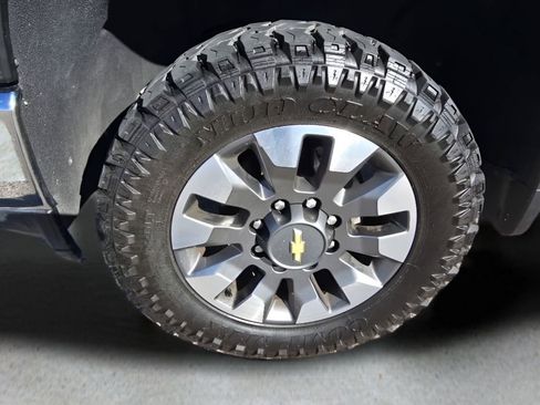 Used 2022 Chevrolet Silverado 2500 LT w/ Convenience Package image 9