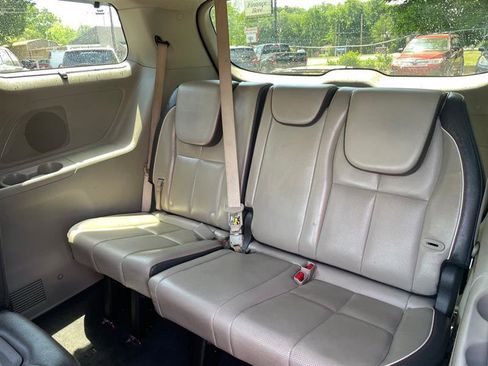 Used 2017 Kia Sedona LX w/ LX Essentials Premium Package FWD image 12