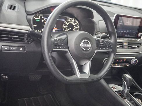 Used 2024 Nissan Altima 2.5 SV image 11