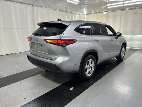 Used 2022 Toyota Highlander LE AWD/4WD image 2