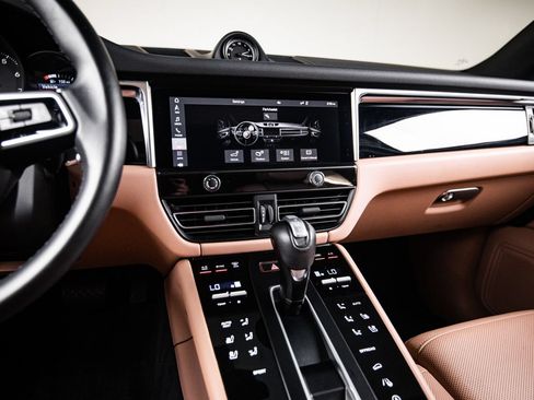 Certified 2023 Porsche Macan AWD/4WD image 19