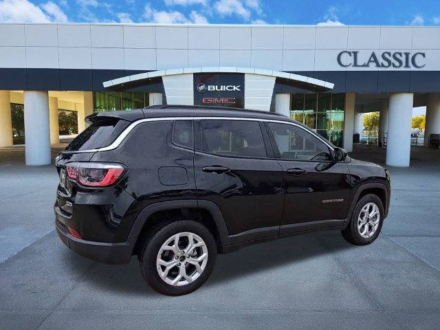 Used 2025 Jeep Compass Latitude AWD/4WD image 8