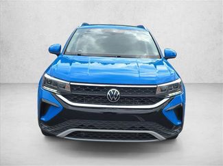 Used 2023 Volkswagen Taos SE w/ Panoramic Sunroof Package FWD video 2