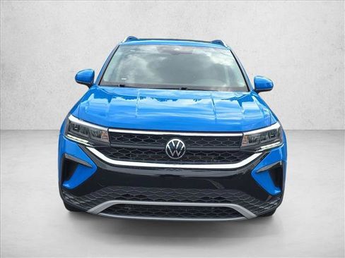 Used 2023 Volkswagen Taos SE w/ Panoramic Sunroof Package FWD image 2