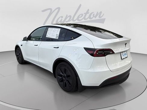 Used 2024 Tesla Model Y Long Range RWD image 3