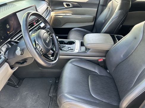 Used 2025 Kia Carnival FWD image 18