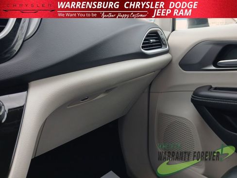 Used 2023 Chrysler Pacifica Touring-L FWD image 27