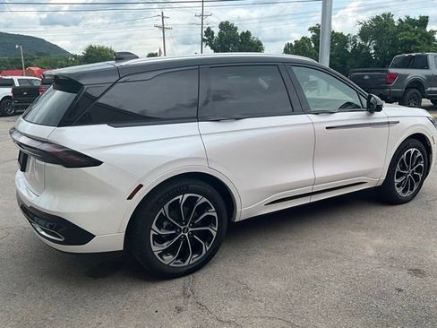 Used 2025 Lincoln Nautilus Reserve AWD/4WD image 3