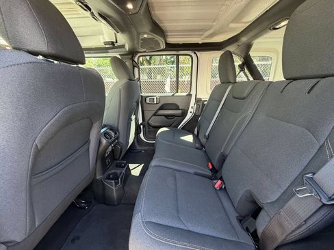 Used 2025 Jeep Wrangler Unlimited Sahara AWD/4WD image 25
