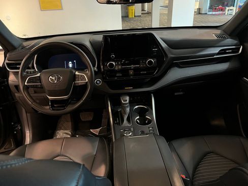 Used 2025 Toyota Highlander XSE AWD/4WD image 36