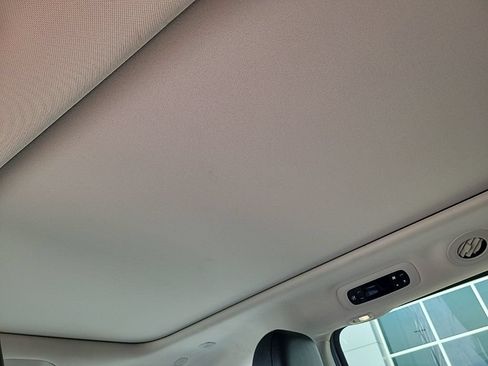 Used 2023 Chrysler Pacifica Limited FWD image 19